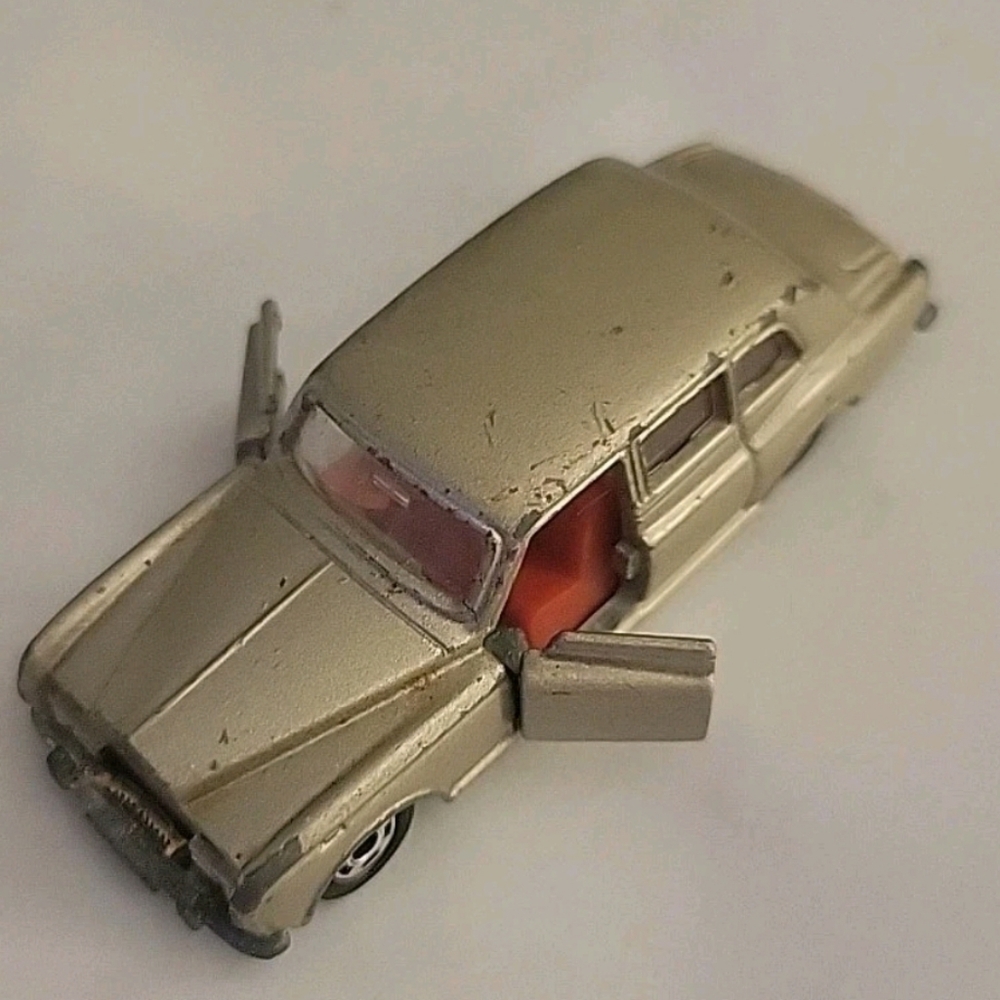 Vintage TOMICA Champagne Rolls Royce Phantom VI Car F6 Opening Doors Japan 1976